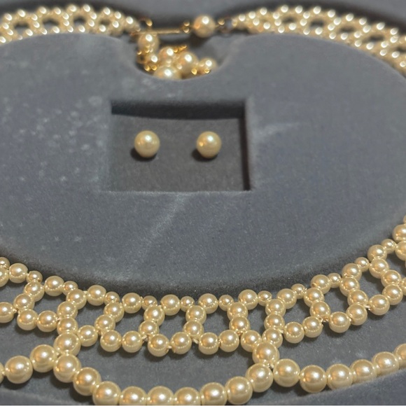Vintage 1987 Avon Pearlized Lace Gift Set Faux Pearl Neckace & Earrings (NIB) - Picture 6 of 10